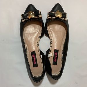 Black pointed flats with bow